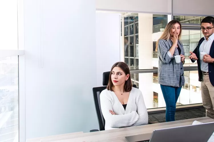 Ini dia ciri orang yang iri dengki akut dengan anda, simak dan waspada (Freepik/ Tigristiara)