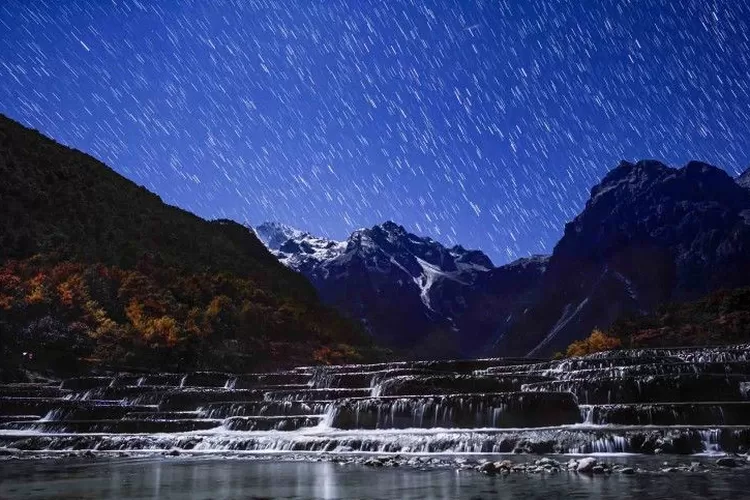 Ilustrasi: Hujan meteor Geminid menghiasi langit di atas Gunung Salju Yulong, Kota Lijiang, Provinsi Yunnan, China Barat Daya, Senin (13/12/2021). . ( ANTARA FOTO/Xinhua/Jiang Wenyao/wsj. )