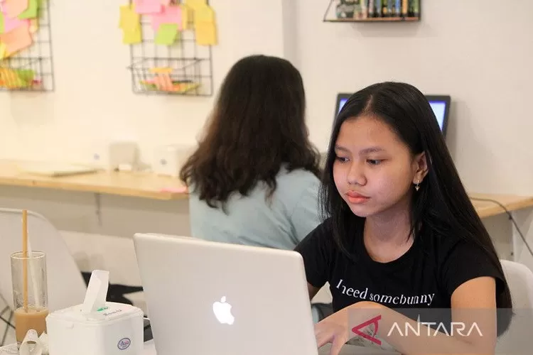 Ilustrasi - Seorang anak remaja sedang mengakses informasi dan konten digital melalui laptopnya. ( ANTARA/Ardika)