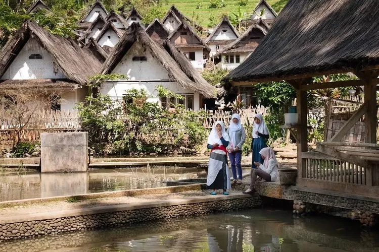 Kampung Adat Di Jawa Barat Ini Punya Jamban Terpisah Dengan Rumah ...