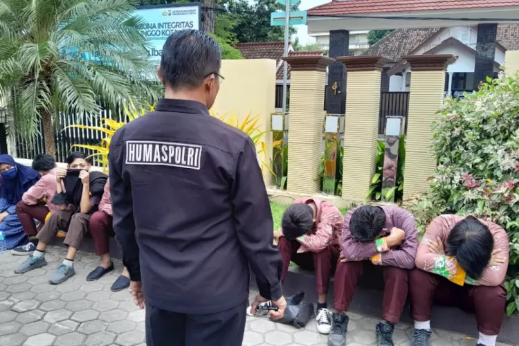 Pelajar Probolinggo Diringkus Polisi Diduga Hendak Tawuran - Akurat Jatim