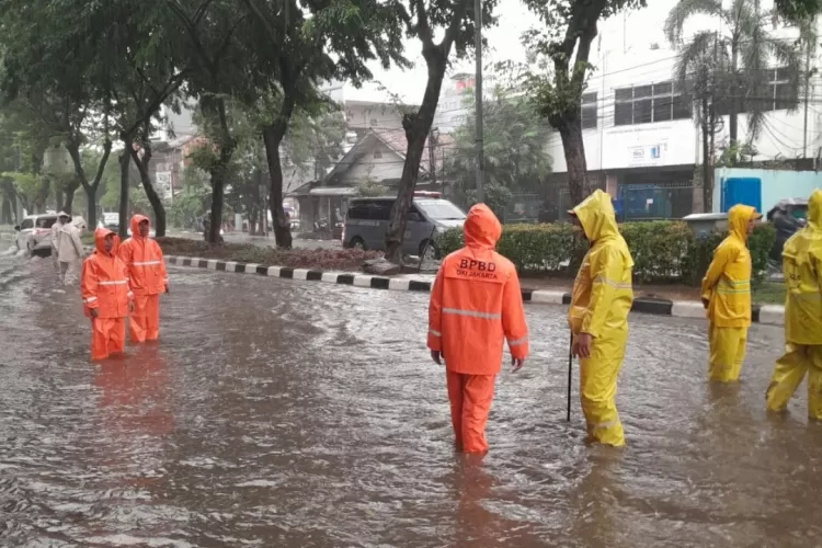 Hujan Deras Di Jakarta, 11 Ruas Jalan Dan 21 RT Tergenang - Akurat Jakarta