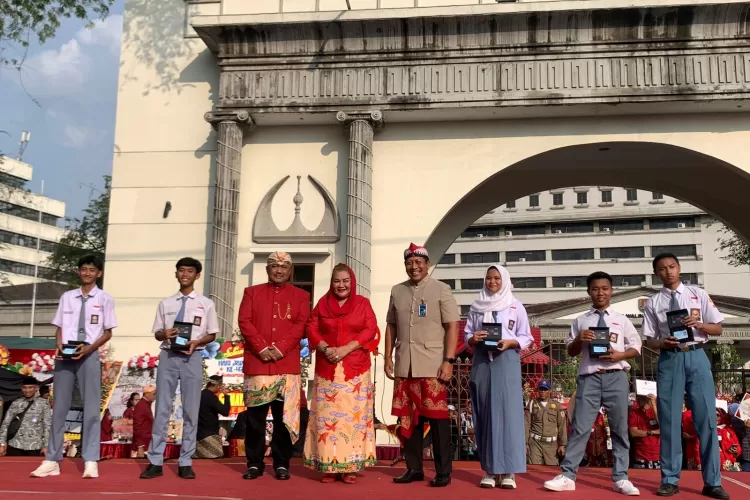 HUT Kota Semarang Ke-476, Mbak Ita Serahkan KTP Untuk 7 Pelajar Yang ...