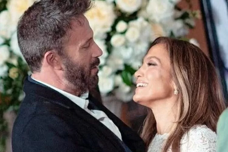 Tunangan Lagi Usai 20 Tahun, 7 Potret Jennifer Lopez dan Ben Affleck