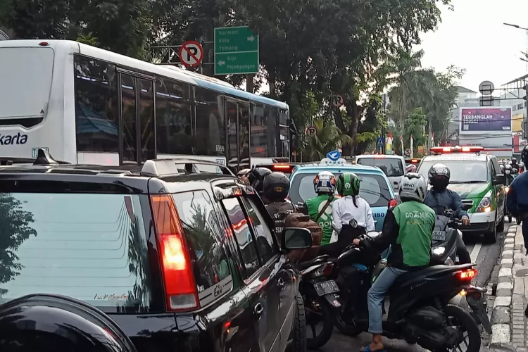 Ambulans Dinkes DKI Jakarta Berjuang Terobos Kemacetan Akibat Demo Di ...