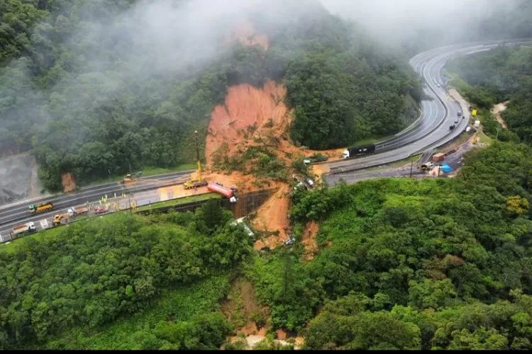 Tanah Longsor Terjang Kendaraan Yang Lewat Di Jalan Tol Brasil, 30-50 ...