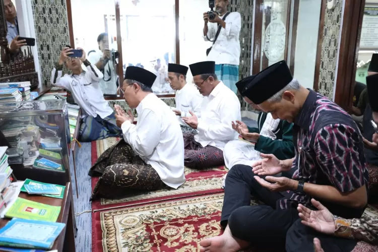 Ziarah Ke Makam Mbah Dalhar Watucongol, Ganjar Belajar Cara Mencintai ...