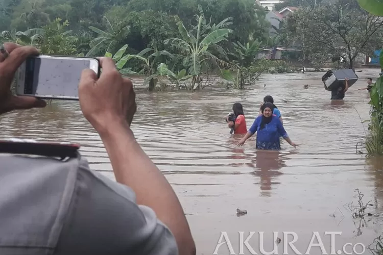 Akibat Hujan Deras Jalan Penghubung Kota Padang Terendam Banjir Akurat