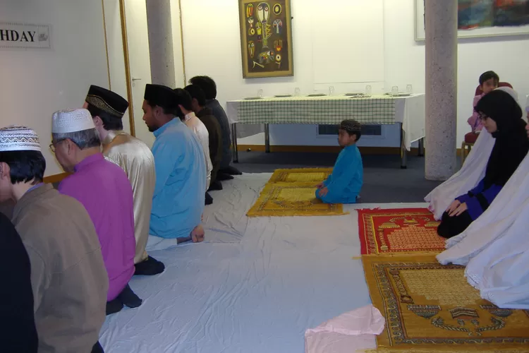 Hukum Membaca Surah Al Fatihah Bagi Makmum Ketika Salat Berjemaah Akurat