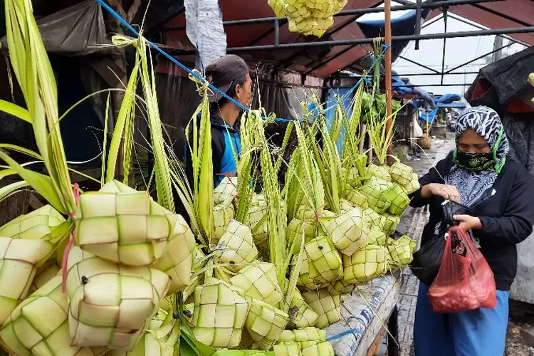 Ketupat merupakan sajian makanan tradisi Rebo Wekasan di sebagian wilayah (Ayotasik.com)