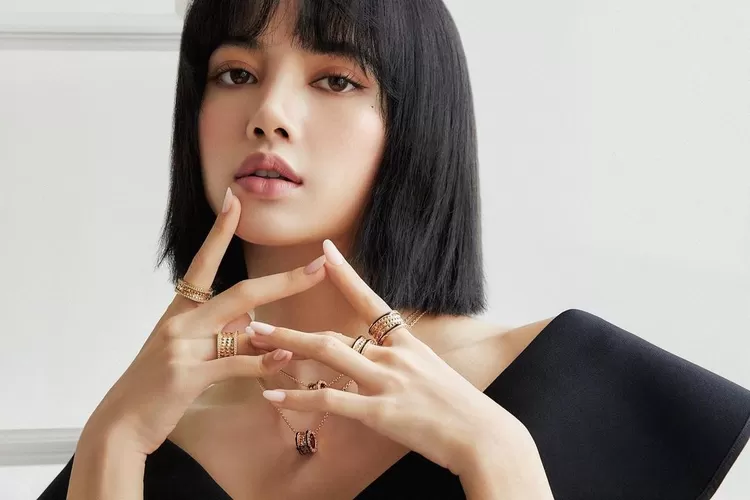 YG Entertainment tanggapi rumor terkait Lisa tolak perpanjang kontrak.  (Instagram/@lalalalisa_m)