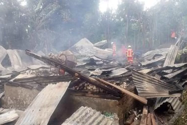 Pabrik Kebakaran Basreng Berserakan Di Tanah Ayo Bandung