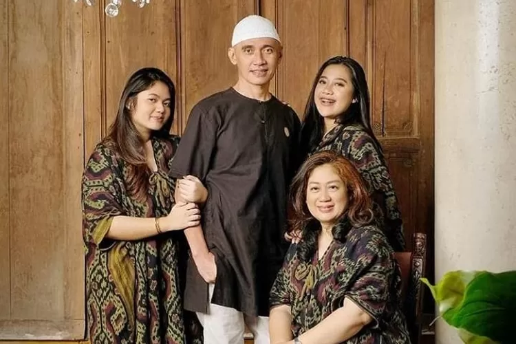 Agung Hercules bersama keluarganya. (@agunghercules88/Instagram)