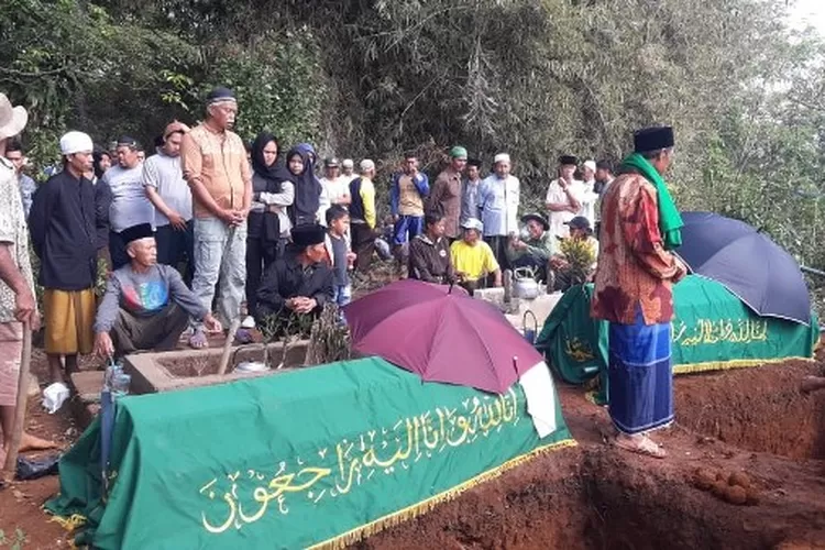 Jenazah pasutri Muhammad Hendri dan Siti Masrufah dimakamkan berdampingan di Kampung Kanoman, Desa Kanoman, Kecamatan Cibeber, Rabu (09/10/2019) pagi. (Muhammad Ikhsan/ayobogor)
