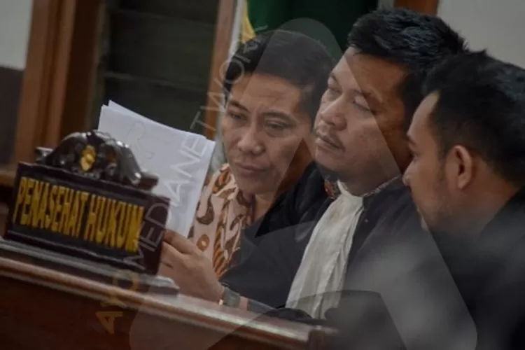 Terdakwa Bupati Cirebon non aktif, Sunjaya Purwadisastra (kiri) menjalani sidang lanjutan dengan agenda pemeriksaan saksi di Pengadilan Tipikor, Bandung, Jawa Barat, Rabu (13/3/2019). (ANTARA FOTO/Raisan Al Farisi)