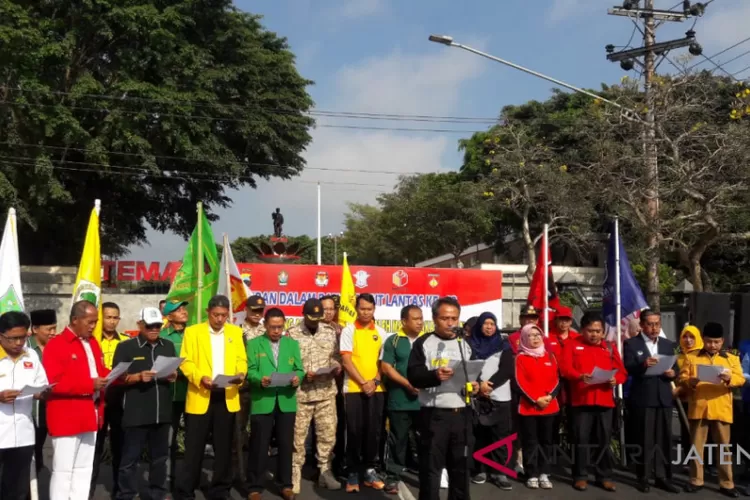 KPU Temanggung selenggarakan Deklarasi Kampanye Damai Komisi Pemilihan Umum Kabupaten Temanggung, Jawa Tengah, menggelar ikrar deklarasi kampanye damai yang diikuti sejumlah partai politik peserta Pemilu 2019. (Antara)