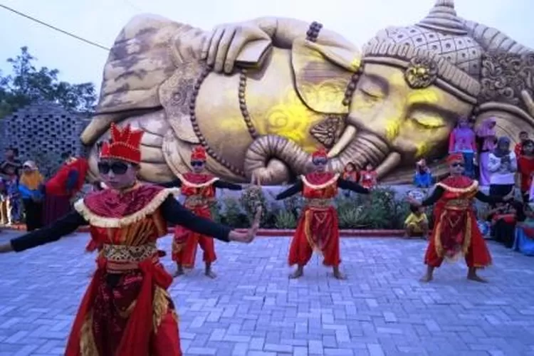 Pertunjukan tari di depan patung Ganesha di halaman Balai Desa Banjarejo, Sabtu (29/12/2018). (Arie Widiarto/Ayosemarang.com)