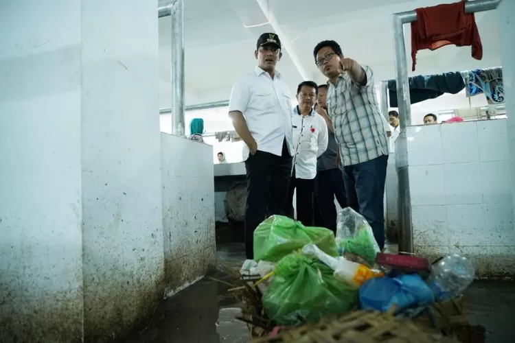 Wali Kota Semarang, Hendrar Prihadi geram ketika menemui tumpukan sampah di Pasar Wonodri, Rabu (6/2/2019). (Afri Rismoko/Ayosemarang.com)