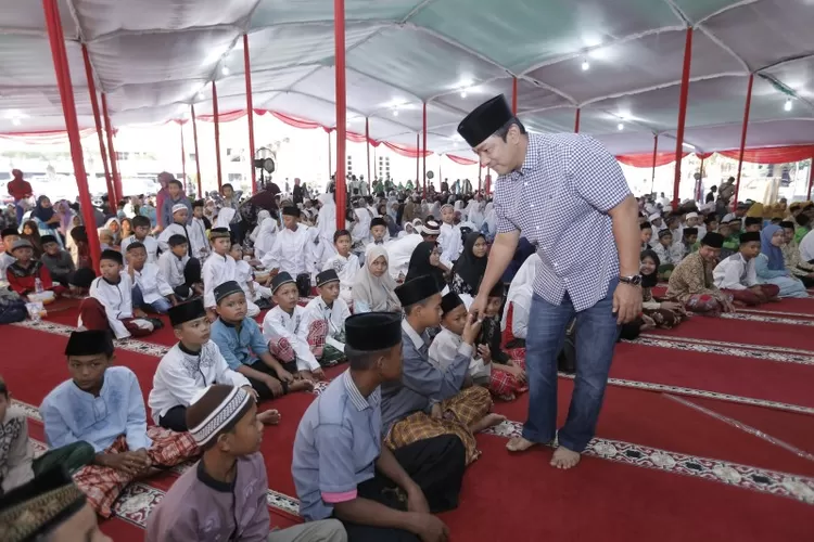 Wali Kota Semarang, Hendrar Prihadi saat acara buka bersama anak yatim di halaman Balaikota Semarang, Jumat (25/5/2019) (Afri Rismoko/Ayosemarang.com)