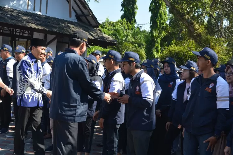 Bupati Semarang Mundjirin dalam upacara penerimaan mahasiswa KKN Undip Tim II Tahun 2019 di depan Kantor Kabupaten Semarang, Selasa (9/7/2019). (Vedyana Ardyansah/Ayosemarang.com)