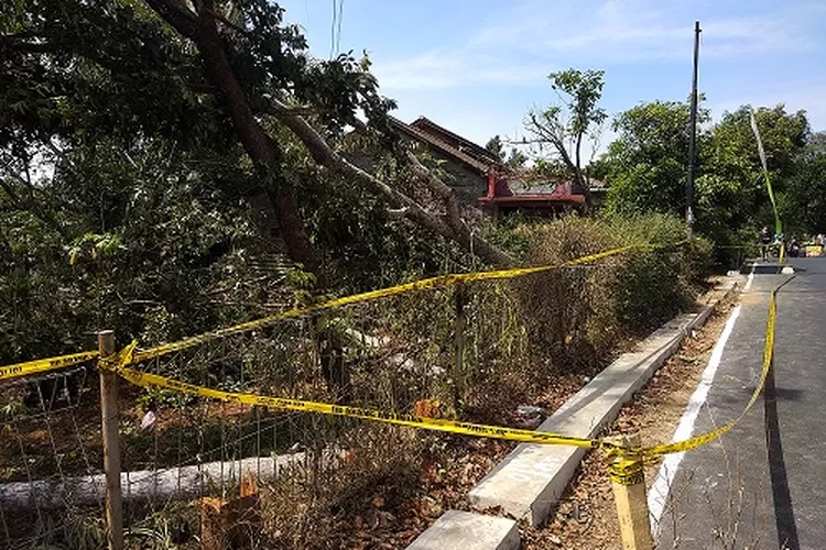 Garis polisi tampak mengitari lokasi kejadian ledakan di Kampung Malon Gunungpati, Rabu (7/8/2019). (Vedyana Ardyansah/ ayosemarang)