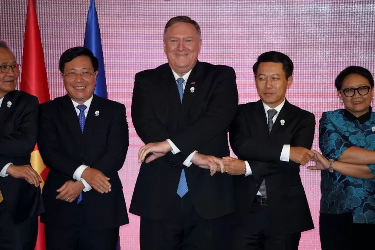 Menteri Luar Negeri Amerika Serikat Mike Pompeo (tengah) berpose dengan sesama menteri luar negeri dari negara ASEAN saat berlangsungnya Pertemuan Menteri Luar Negeri ASEAN di Bangkok, Thailand, Kamis (1/8/2019). (REUTERS/ATHIT PERAWONGMETHA)