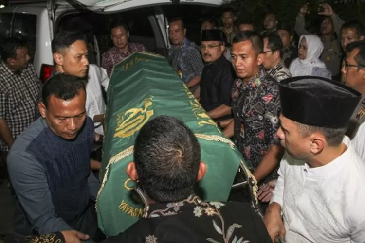 Putra sulung Presiden ke-6 Susilo Bambang Yudhoyono, Agus Harimurti Yudhoyono (Kedua kiri) beseta kerabat menggotong jenazah neneknya almarhumah Siti Habibah saat tiba di kediaman di Puri Cikeas, Bogor, Jawa Barat, Jumat (30/8/2019). Ibunda Presiden ke-6 Susilo Bambang Yudhoyono, Siti Habibah wafat di RS Mitra Keluarga, Cibubur pada Jumat (30/8/2019) pukul 19.21 WIB. ANTARA FOTO/Asprilla Dwi Adha/wsj.