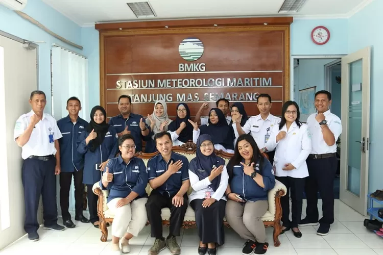 Segenap dosen FTIK USM foto bersama dengan pegawai BMKG Stasiun Meteorologi Maritim Kelas II Semarang, Rabu (19/9/2019).(Afri Rismoko/Ayosemarang.com)