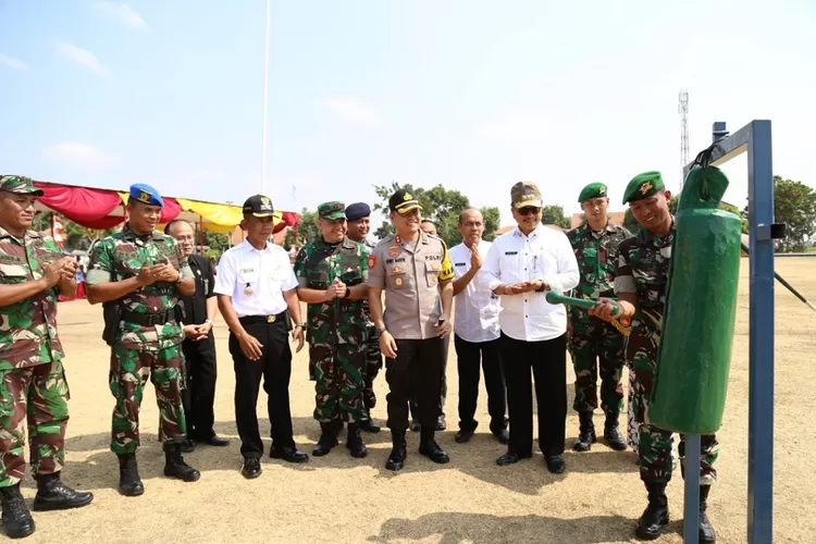 Upacara penutupan Karya Bhakti TNI Perkotaan tahap II di Desa Dukuhdamu, Kecamatan Lebaksiu, Rabu (9/10/2019).