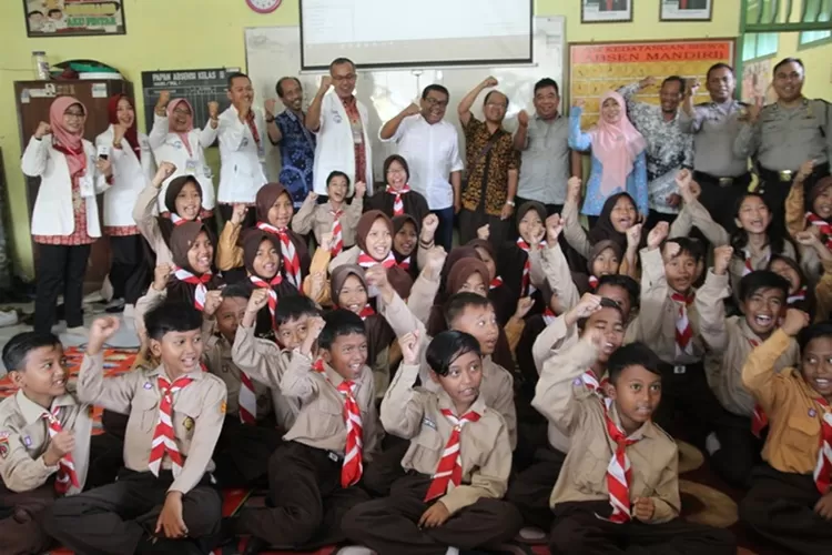 Apoteker Mengajar di SD Negeri Kersana 02, Kecamatan Kersana Kabupaten Brebes, Sabtu (12/10/2019). (dok Diskominfotik Brebes)