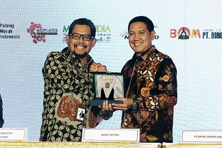 Direktur Keuangan Bank Jateng, Dwi Agus Pramudya (kiri) bertukar naskah kerja sama dengan Dirut Pegadaian Kuswiyoto usai penandatanganan kerja sama di Hotel Pesonna Semarang, Rabu (13/11/2019) malam.(istimewa)