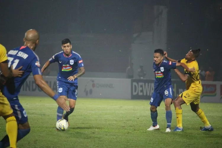 Gelandang PSIS, Jonathan Eduardo Cantillana berusaha lepas dari kawalan pemain Semen Padang di Stadion Moch Soebroto, Jumat (13/12/2019) malam. (Ayosemarang.com/Afri Rismoko).
