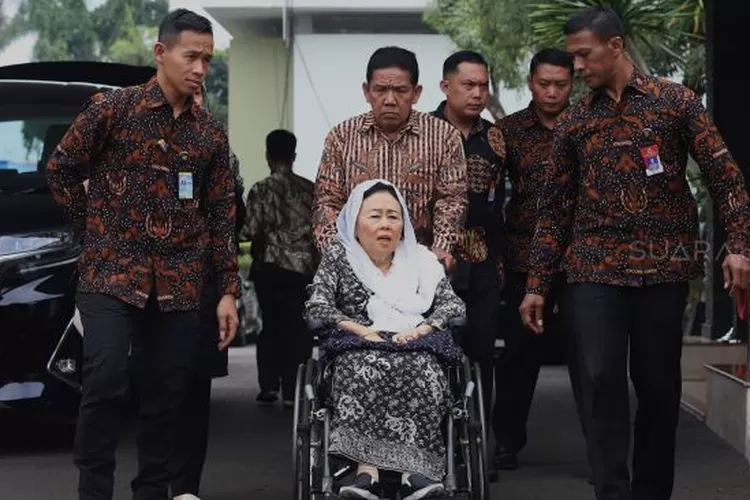 Istri dari Presiden ke-4 RI Abdurrahman Wahid, Sinta Nuriyah Wahid tiba di Bandara Halimperdanakusuma, Jakarta Timur, Senin (3/2). [Suara.com/Angga Budhiyanto]