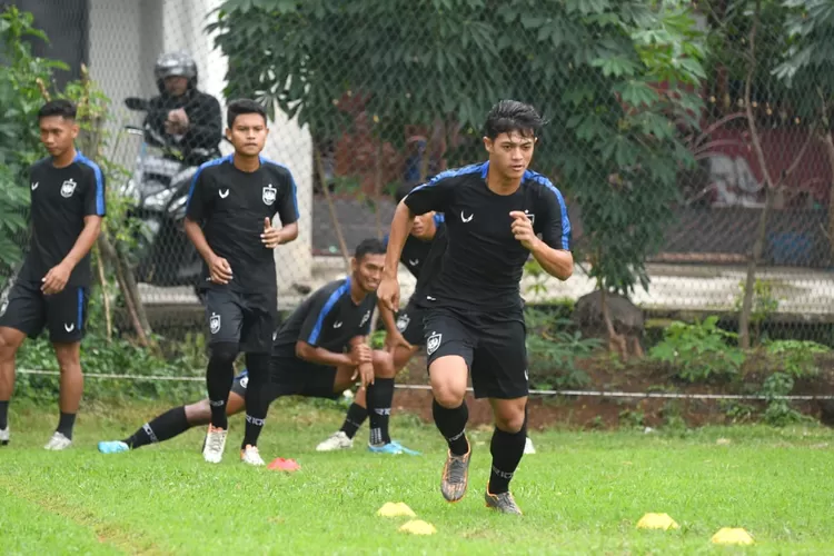 Pemain PSIS menjalani latihan di Lapangan Mardi Soenarto, Banyumanik, Rabu (26/2/2020) sore. (dok)