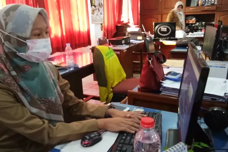 Wulan (24) ASN Pemkab Batang yang keseharianya menggunakan masker dalam aktivitasnya saat ini kesulitan mencari masker, Selasa (3/3/2020). (Muslihun/Kontributor Batang)