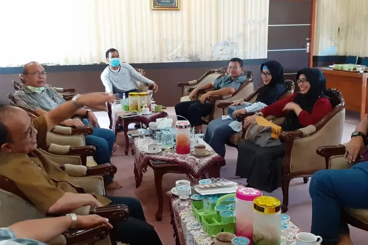 Bupati Batang Wihaji memimpin rapat koordinasi pencegahan dan penanganan Covid-19 yang berlangsung di rumah dinas jabatan Bupati Batang, Minggu (22/3/2020). (Muslihun/ Kontributor Batang)