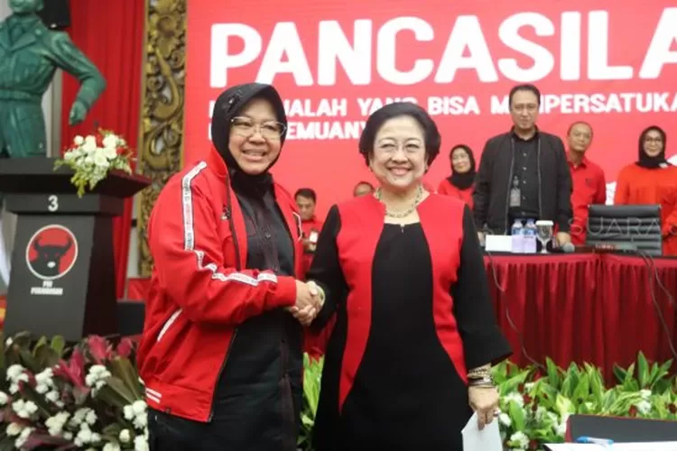 Ketua Umum DPP PDI Perjuangan Megawati Soekarnoputri bersama Tri Rismaharini (kiri) di Kantor DPP PDI Perjuangan, Jakarta, Senin (19/8). (Suara.com/Arya Manggala)