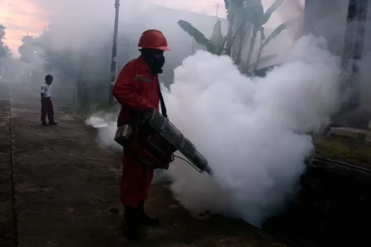Dinas Kesehatan Kendal melakukan fogging di Kelurahan Ketapang Kota Kendal, Senin (10/2/2020). (Edi Prayitno/Kontributor Kendal)