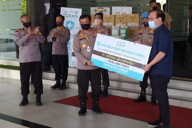 PT Victoria Care Indonesia menyalurkan sebanyak 800 liter hand sanitizer dan 750 liter hand siap untuk Polda Jawa Tengah. (Ayosemarang.com/Vedyana Ardyansah)