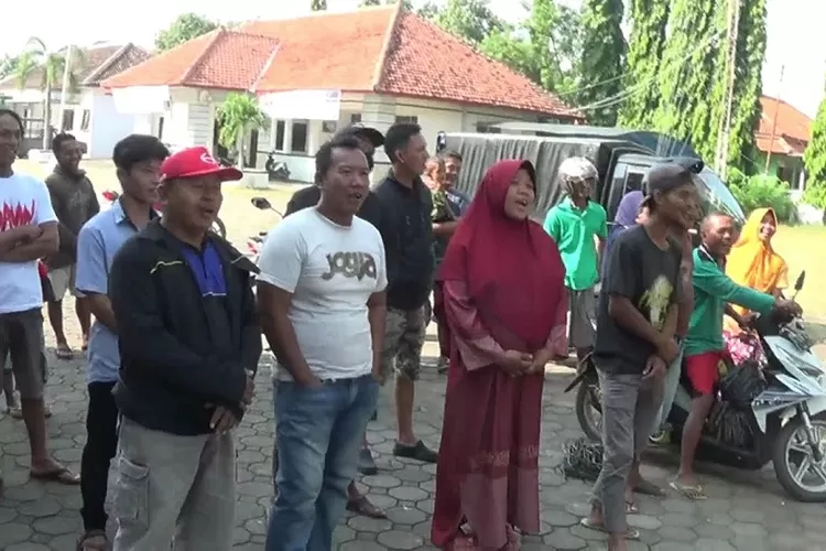 Belasan warga yang terjaring razia masker di Kecamatan Rowosari diminta menyanyikan lagu kebangsaan Indonesia Raya secara bersama-sama. (Edi Prayitno/ Kontributor Kendal)