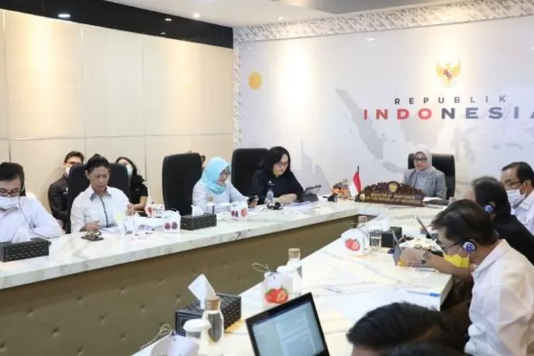 Menaker, Ida Fauziyah, menjadi panelis dalam Pertemuan ILO untuk Kawasan Asia dan Pasifik secara virtual di kantor Kementerian Ketenagakerjaan, Jakarta, Kamis (2/7/2020). (Dok : Kemnaker)