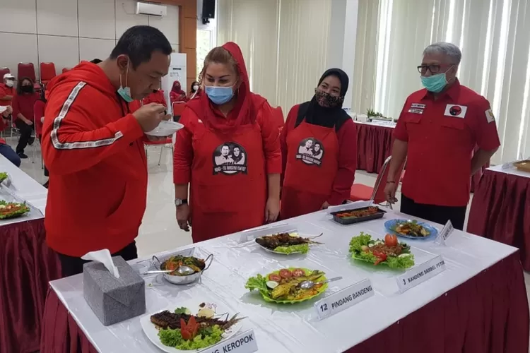 Sejumlah hasil racikan dicicipi dalam cooking vlog competition olahan bandeng yang digelar DPC PDI Perjuangan Kota Semarang. (dok)