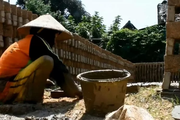 Perajin batu bata di Desa Taman Gede Gemuh Kendal tetap produksi meski masa pandemi. Musim kemarau justru menjadi berkah bagi perajin, produksinya menjadi meningkat. (edi prayitno/kontributor kendal)