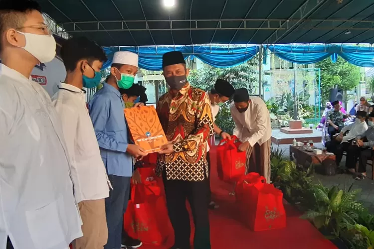 Kepala SMP Islam Terpadu PAPB Semarang, H Ramelan, memberikan santunan kepada 30 anak yatim piatu disela-sela kagiatan rutin Pengajian Ahad Pagi Bersama (dok)
