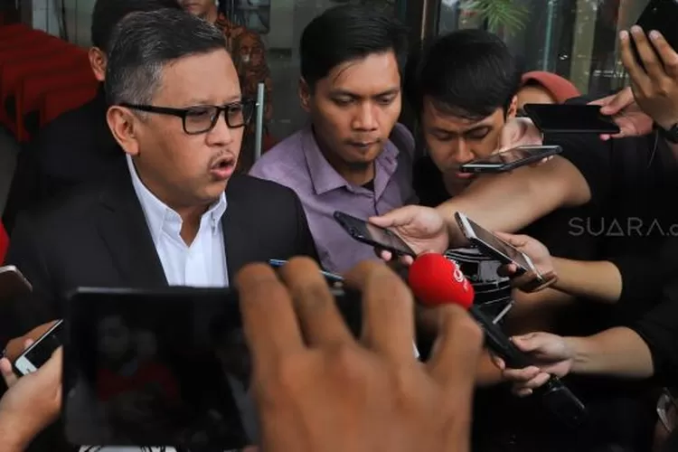 Sekjen PDIP Hasto Kristiyanto menjawab pertanyaan wartawan di Gedung KPK, Jakarta, Rabu (26/02). [Suara.com/Alfian Winanto]