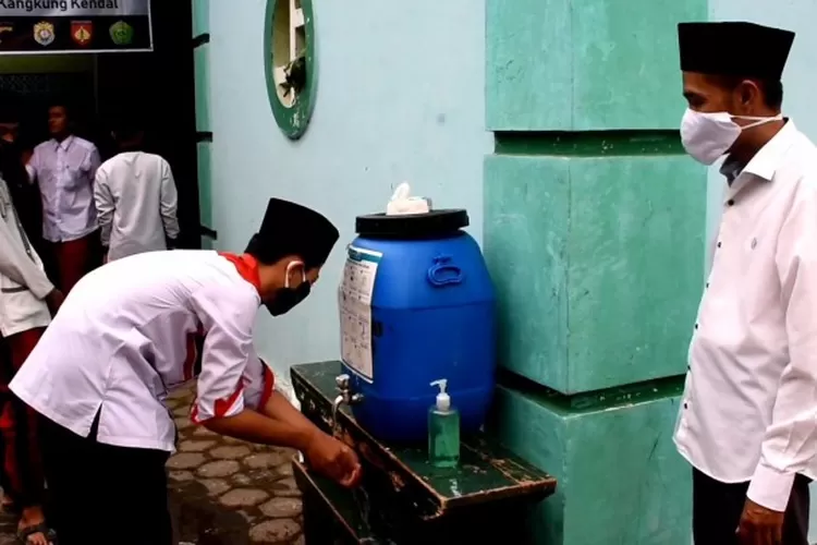 Santri Ponpes Syafi’iyyah Salafiyah Gebanganom Kangkung mencuci tangan dengan sabun sebelum melaksanakan kegiatan di pondok pesantren. (edi prayitno/ kontributor kendal)
