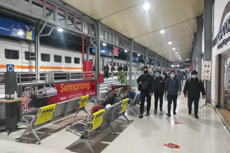 Sejumlah penumpang turun di Stasiun Tawang Semarang. (dok)