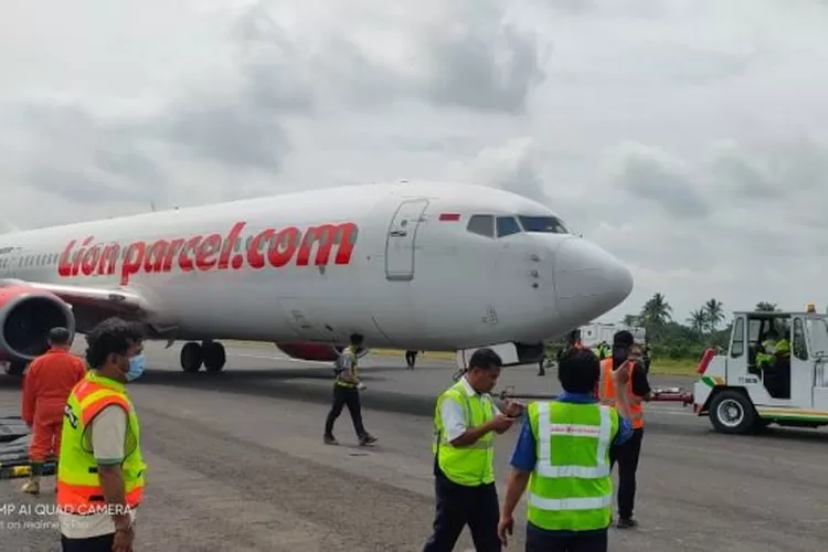 Proses evakuasi pesawat Lion Air yang tergelincir di Bandara Radin Inten II Lampung, Senin (21/12/2020) (Dok Lion Air)