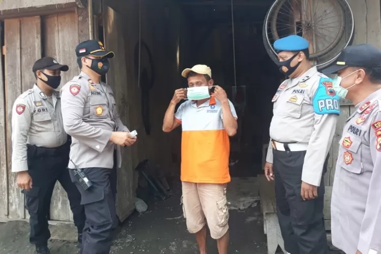 Kapolsek Cepiring Iptu Agung Setyo Nugroho membagikan masker kepada pedagang dan pengunjung pasar seperda Cepiring Selasa (2/2/2021). (edi prayitno/kontributor kendal)