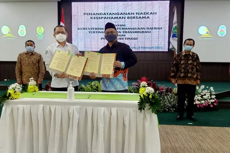 Sekjen Kemendes PDTT Taufiq Madjid dan Rektor UIN Walisongo Imam Taufiq menandatangani nota kesepahaman pelaksanaan tridharma perguruan tinggi untuk membangun desa maju.(dok)